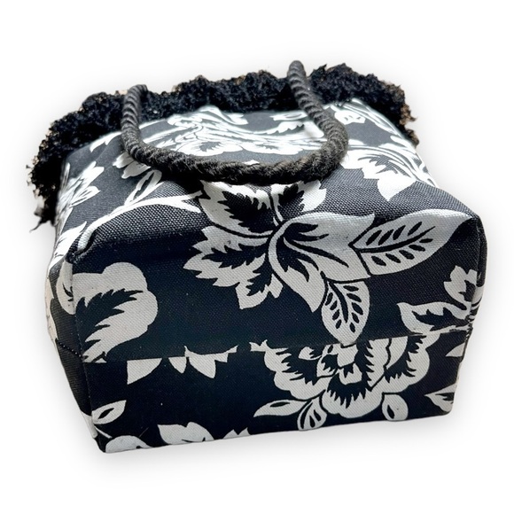 SMALL, REVERSIBLE, CANVAS PURSE. MEASURES AT BASE, 7”W X 4”D X 10”H. NO BRAND. - Picture 3 of 7